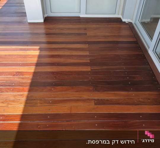 רצפת עץ עם לוחות עץ מחוברים בברגים